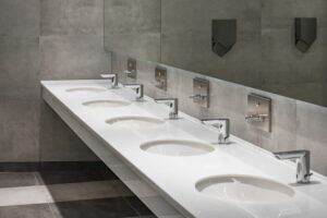 5 sinks in a public bathroom